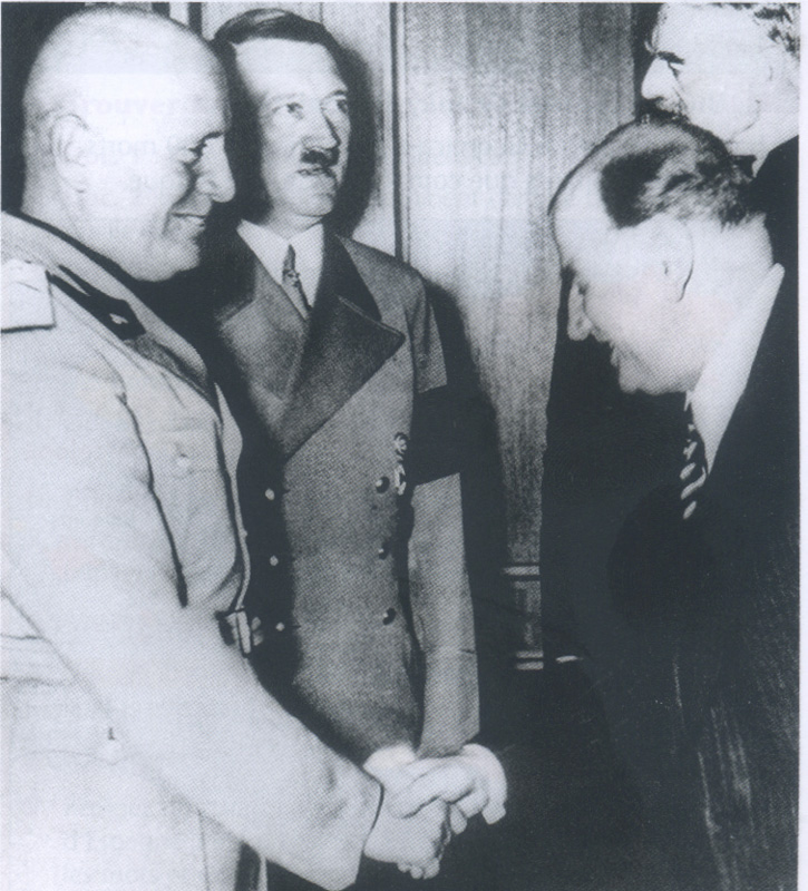<b>Les accords de Munich.</b> Photographie du 30 septembre 1938.<br>De gauche à  droite Mussolini (Italie), Hitler (Allemagne), Daladier (France), Chamberlain (Grande-Bretagne).