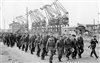 Prisonniers alliés, encadrés par des soldats allemands, en marche vers la captivité