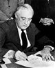 Le président américain Roosevelt signant la déclaration de guerre contre le Japon.